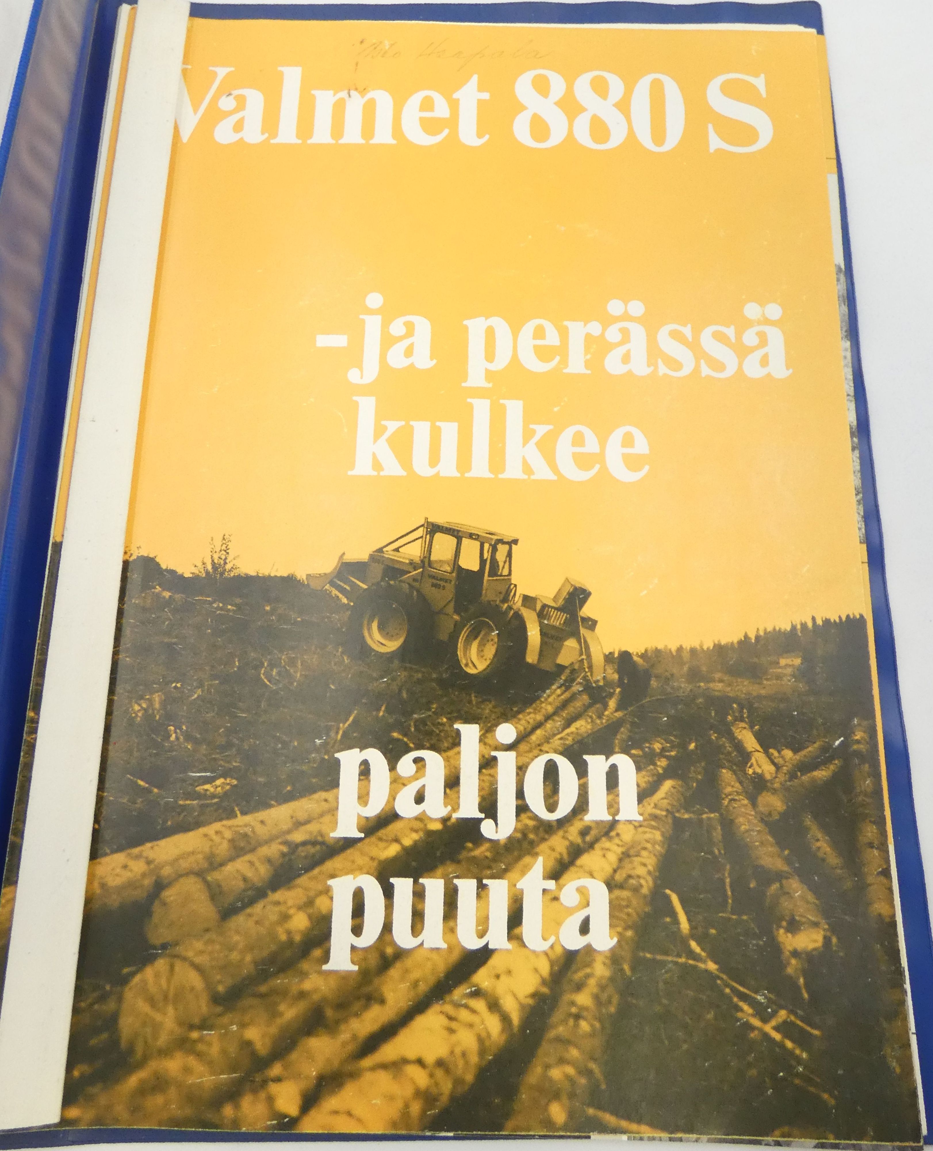 Valmet esitelehtinen, pääosassa 880S -maastotraktori